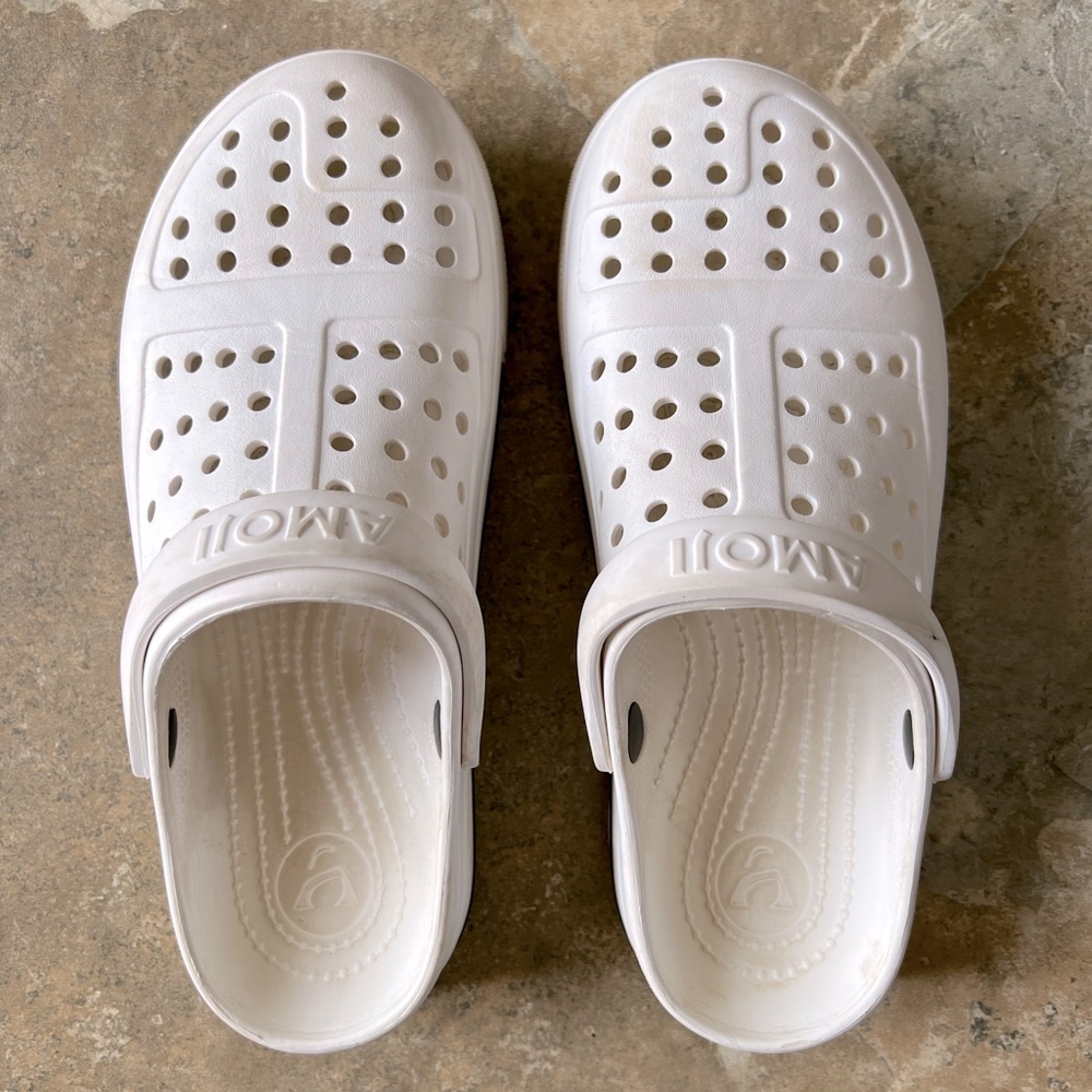 White croc style slip ons size 10